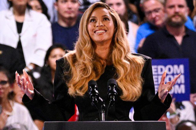 Beyoncé phát biểu tại buổi mít tinh vận động tranh cử của bà Harris vào cuối tháng 10. Ảnh: Getty Images.