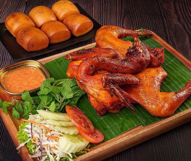 Ngoài món gà hấp, nhiều cặp đôi có thể chọn món gà quay để thay đổi hương vị cho món ăn. (Ảnh: TL)