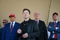 Ông Trump xem tỷ phú Elon Musk phóng tên lửa mạnh nhất thế giới từ Texas