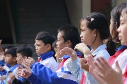 Giáo dục - du học - Những em bé Làng Nủ đến trường trong niềm vui mới