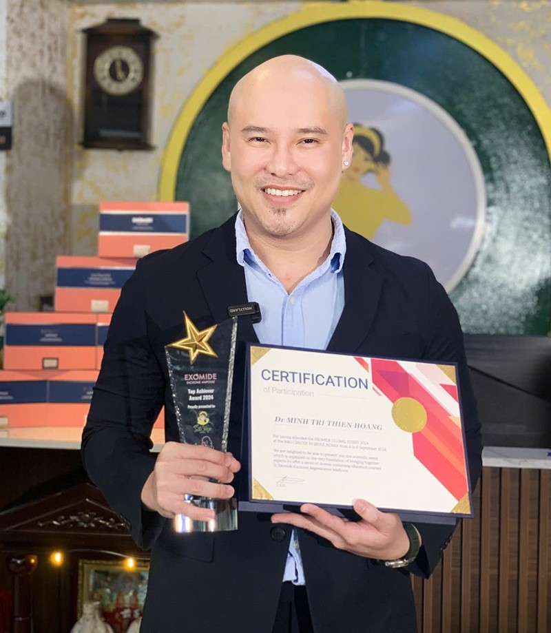 Chiếc cúp danh giá đến từ “EXOMIDE VIỆT NAM” được trao tặng cho Mỹ Viện.