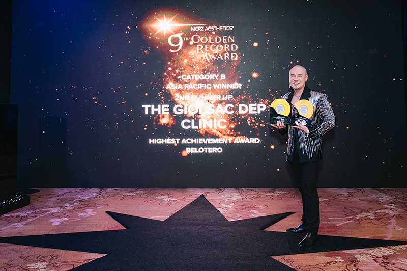 Bác sĩ Hoàng Thiên Minh cùng 2 chiếc cúp danh giá tại sự kiện Golden Record Award lần thứ 9.