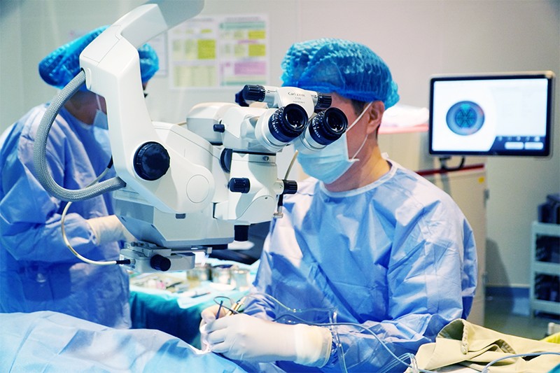 TS. BS Vũ Anh Tuấn mổ đục thủy tinh thể tại Bệnh viện mắt quốc tế Nhật Bản