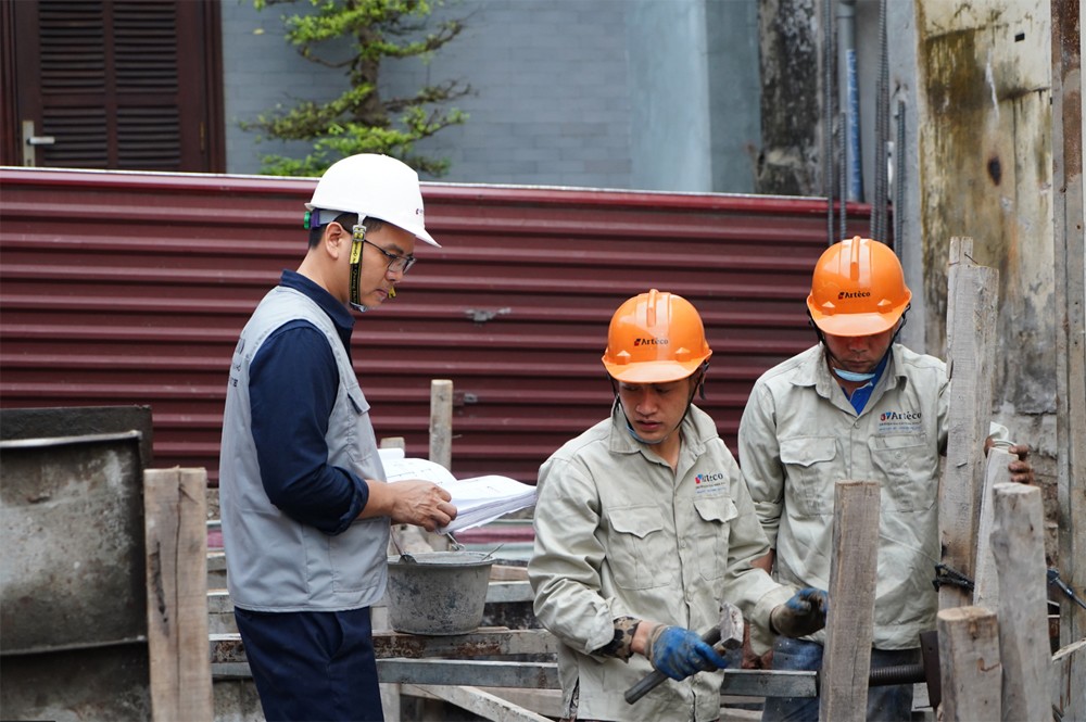 Chủ tịch Hội đồng quản trị Nguyễn Đăng Hanh chỉ đạo trên công trình