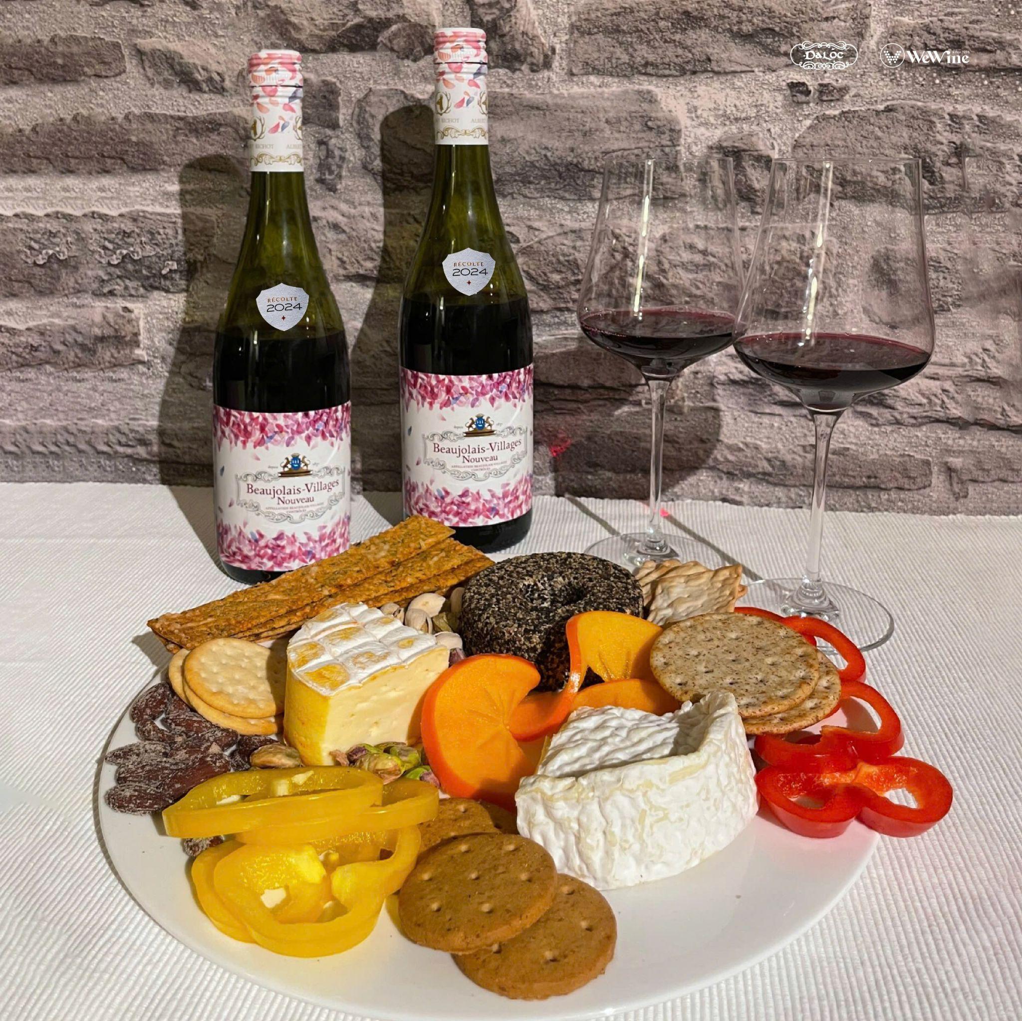 Beaujolais Nouveau mang sắc tím ánh hồng quyến rũ, độ chua thanh mát