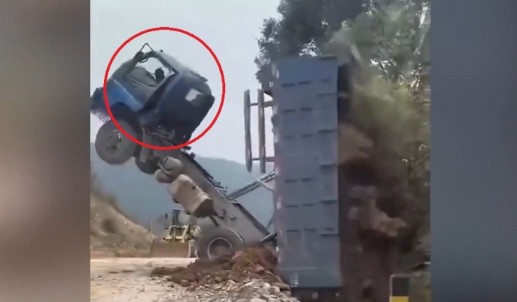 Chiếc xe bất ngờ lao xuống vực khi đang đổ đất.