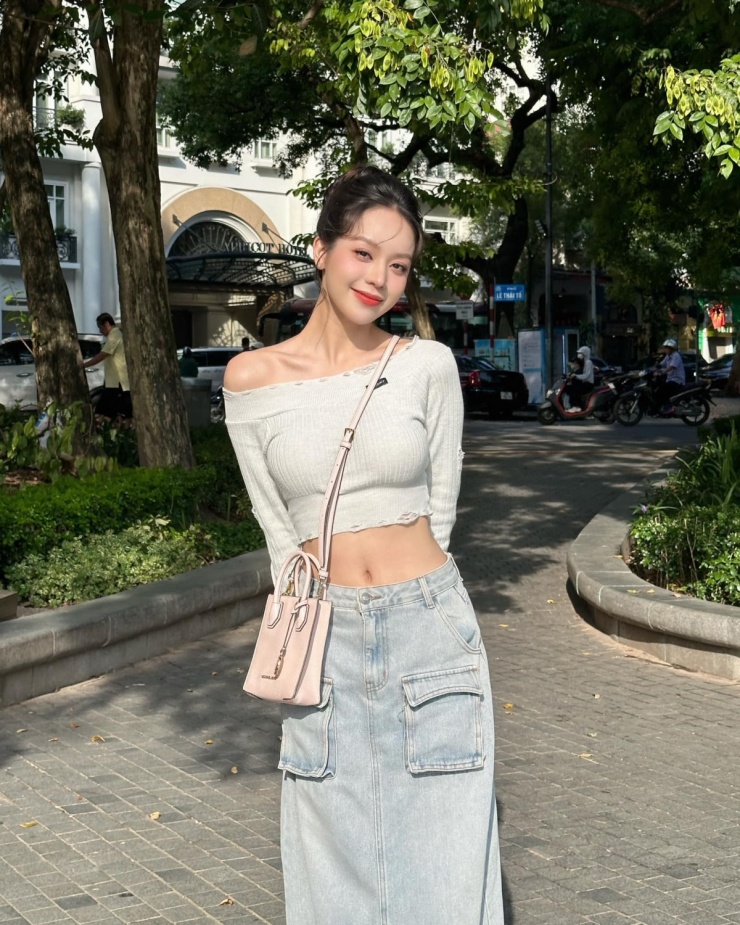 Trước khi đăng quang Miss International 2024, Thanh Thủy thường xuyên đeo chiếc túi xách này dạo phố. Cô kết hợp cùng nhiều kiểu trang phục khỏe khoắn đời thường.