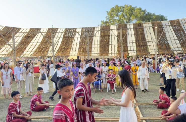 Khách Việt trải nghiệm thả đèn trời ở Chiang Mai - 3