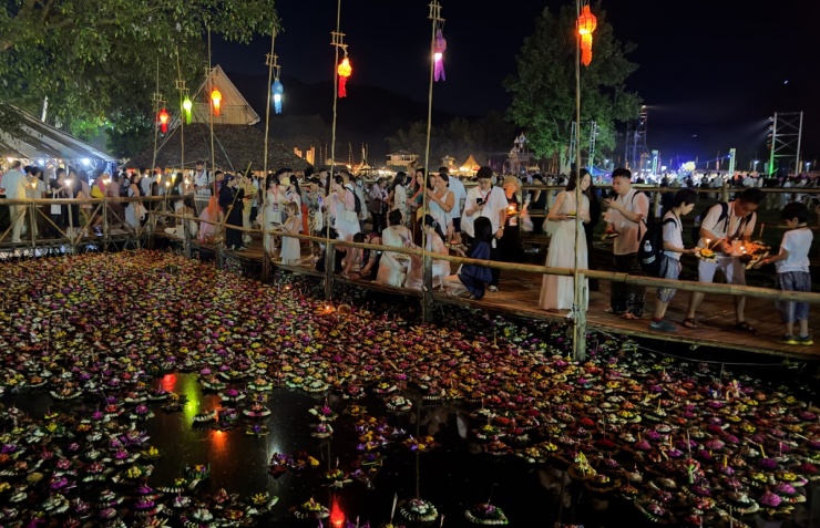 Khách Việt trải nghiệm thả đèn trời ở Chiang Mai - 6
