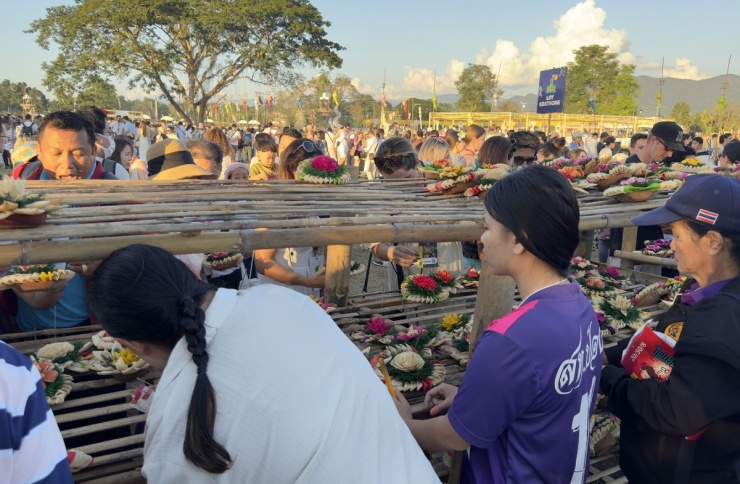 Khách Việt trải nghiệm thả đèn trời ở Chiang Mai - 4