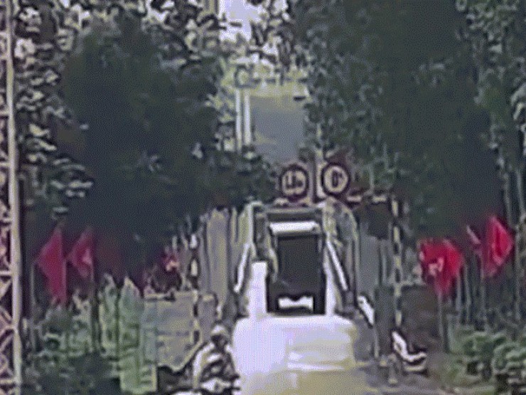 Video xe chở rác đâm lan can cầu Bình Thành rơi xuống sông, 2 người mất tích