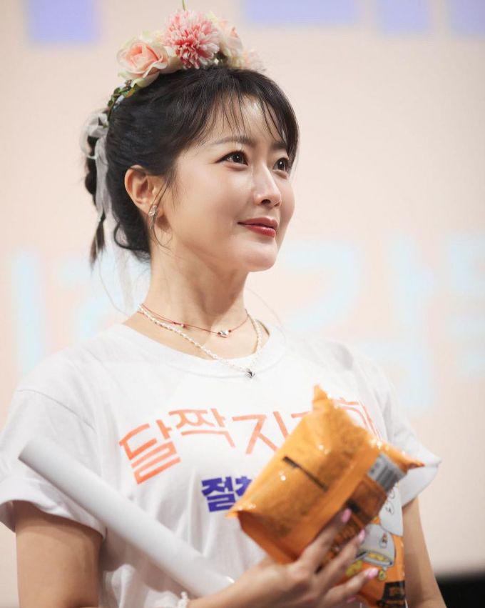 Kim Hee Sun khoe làn da căng mịn đáng ngưỡng mộ ở tuổi 47. Ảnh: Instagram lovely.katie.k