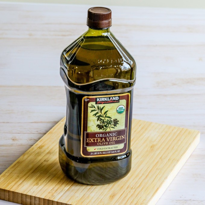 Để làm đẹp da, nên chọn dầu ô liu nguyên chất tinh khiết (extra virgin olive oil).