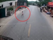 Ô tô - Clip: Em bé bất ngờ chạy sang đường khiến tài xế phanh dúi dụi