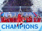 Bóng đá - ĐT futsal nữ Việt Nam ăn mừng vô địch Đông Nam Á, 2 chị đẹp được vinh danh