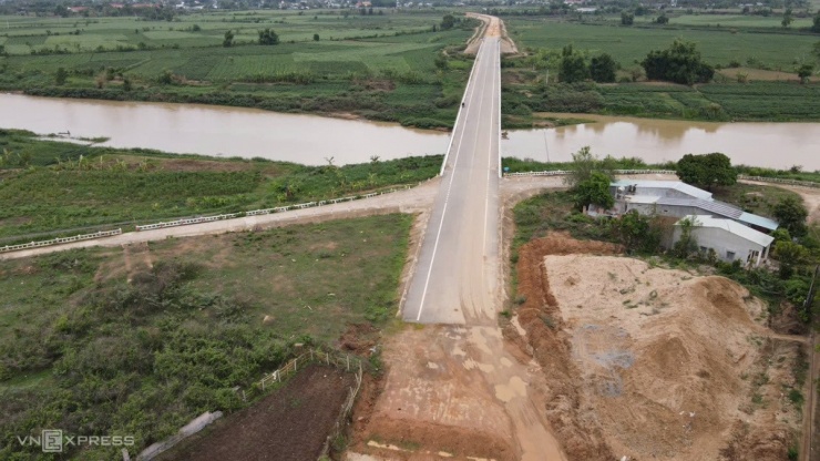 Loạt cầu xây xong thiếu đường kết nối - 6