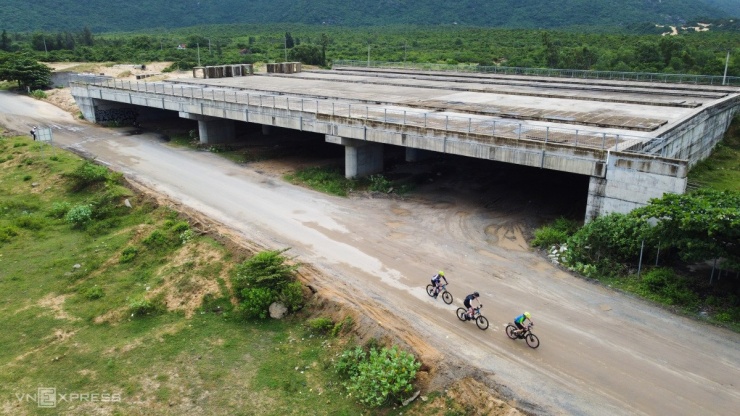 Loạt cầu xây xong thiếu đường kết nối - 4