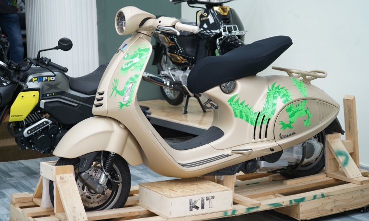 Vespa 946 bản Rồng hạ 'sốt', giảm 200 triệu đồng - 12