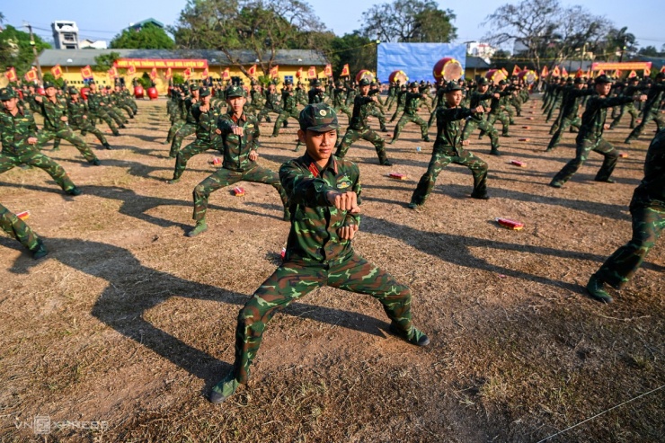 Quân khuyển xếp hình, đặc công phô diễn võ thuật - 7