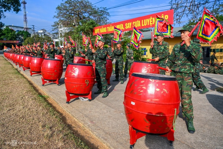 Quân khuyển xếp hình, đặc công phô diễn võ thuật - 6