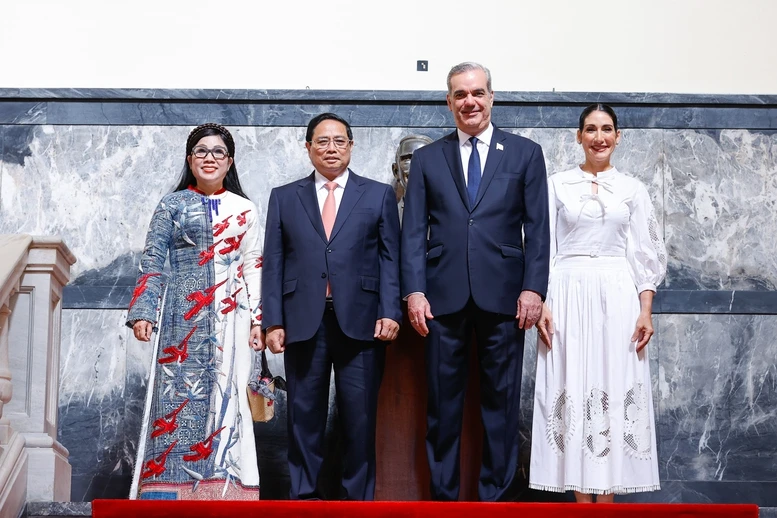 Thủ tướng Phạm Minh Chính và Phu nhân, Tổng thống Luis Rodolfo Abinader Corona và Phu nhân vui mừng gặp nhau lần đầu tiên tại Cộng hoà Dominicana - Ảnh: VGP