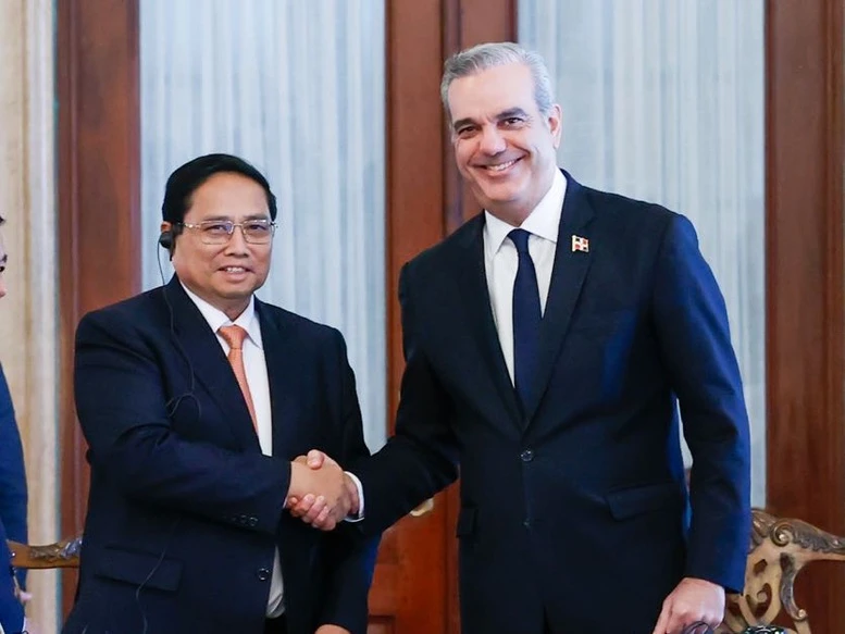 Tổng thống Luis Abinader và Thủ tướng Chính phủ Phạm Minh Chính nhấn mạnh tầm quan trọng của dịp kỷ niệm 20 năm thiết lập quan hệ ngoại giao hai nước vào năm 2025, theo đó, hai bên nhất trí thúc đẩy các hoạt động kỷ niệm sự kiện này, coi đây là dấu mốc của tình hữu nghị giữa nhân dân Cộng hòa xã hội chủ nghĩa Việt Nam và Cộng hòa Dominicana - Ảnh: VGP