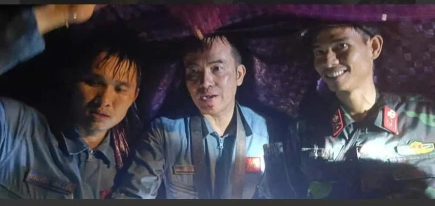 Thượng tá Nguyễn Hồng Quân (giữa) đang được đưa ra khỏi rừng trong vụ máy bay Yak-130 rơi. Ảnh: Lực lượng tìm kiếm.