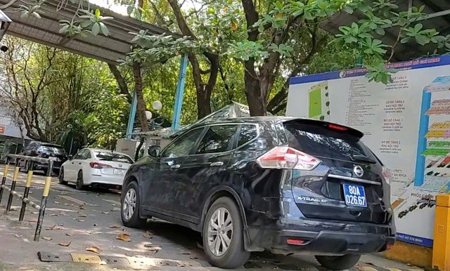 Xe c&#7911;a B&#7897; C&ocirc;ng an t&#7841;i Vi&#7879;n Y d&#432;&#7907;c h&#7885;c d&acirc;n t&#7897;c TP HCM