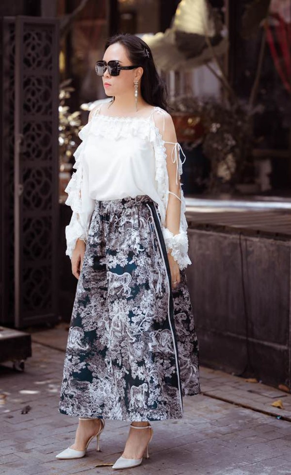 Lúc cô lại trở thành nàng thơ với thiết kế chân váy hoa tối màu cùng áo trắng "bánh bèo" cách điệu sexy.