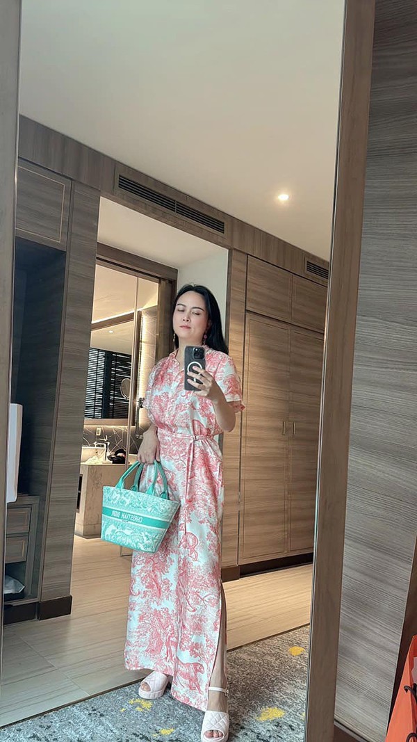 Cô còn chọn váy suông có đai chiết eo vừa tinh tế nhưng vẫn thời trang phù hợp với nhiều hoàn cảnh.