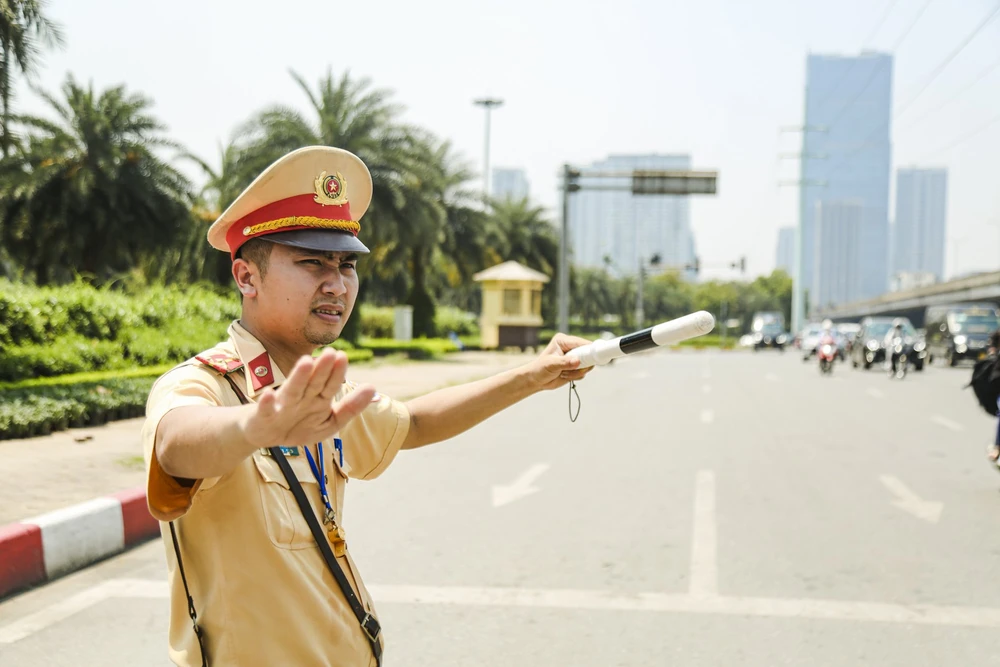 Ngoài trang phục, Cảnh sát giao thông còn được trang bị các vật dụng khác khi điều khiển giao thông đường bộ.