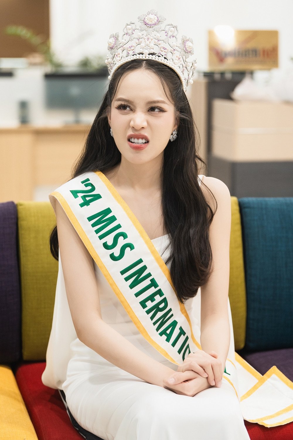 Lý do Miss International 2024 Thanh Thủy mang bộ mặt trắng bệch xuống máy bay - 6