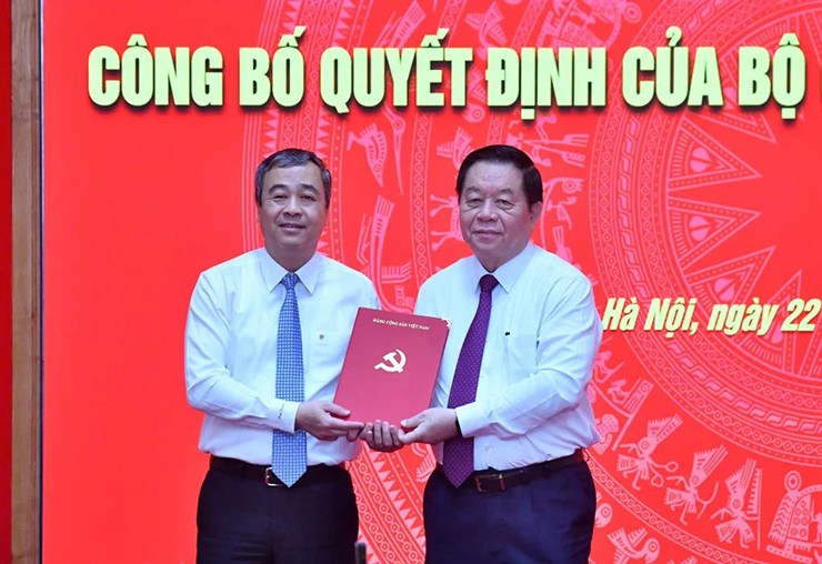 Trưởng Ban Tuyên giáo Trung ương Nguyễn Trọng Nghĩa trao quyết định của Bộ Chính trị cho ông Ngô Đông Hải. Ảnh: VGP