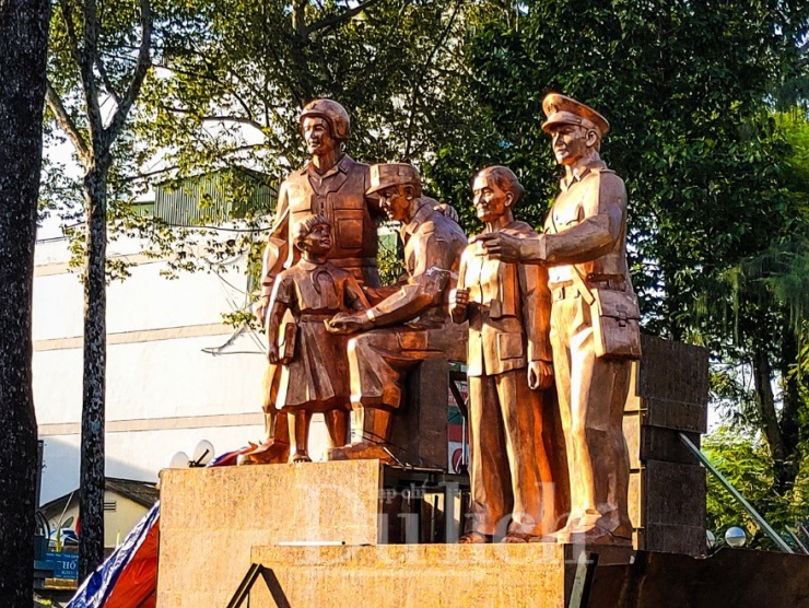 Tượng đài Công an nhân dân (CAND) “Vì bình yên cuộc sống” cao 4,1m, chất liệu ép đồng CNC.