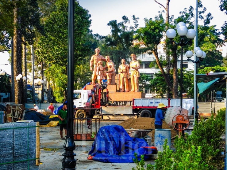 Tượng đài gồm 5 nhân vật với hình tượng Mẹ Việt Nam, em bé thiếu nhi và 3 chiến sĩ Công an nhân dân.