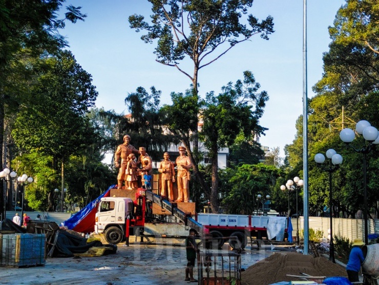 Phần chân đế đặt cụm tượng với kết cấu bê tông cốt thép, lát gạch, đá hoàn thiện.
