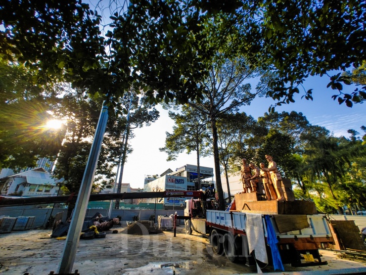 Và đặt tại khu vực mũi tàu công viên Âu Lạc, trước vòng xoay Công trường Cộng Hòa.