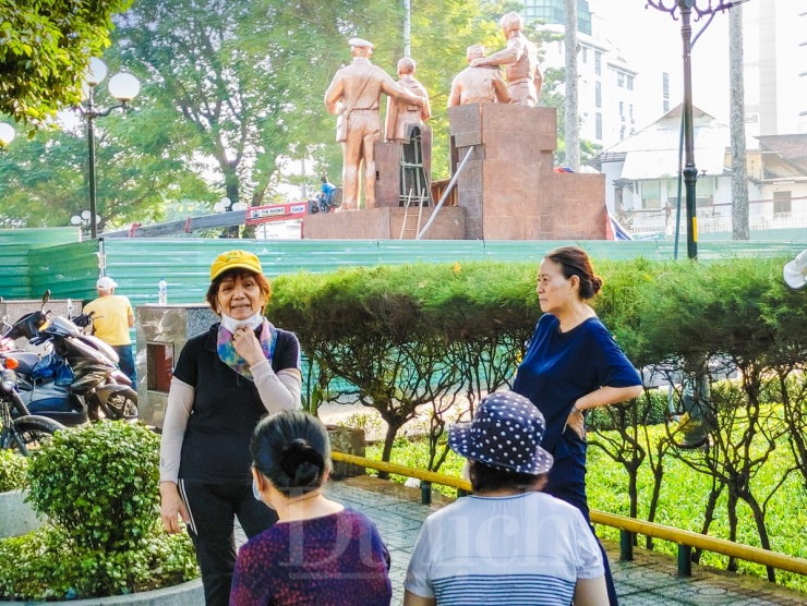 Nhớ không lầm thì nay vừa tròn 3 tháng công viên tiến hành rào chắn để tu sửa. Xây dựng xong, chắc chắn nơi đây sẽ rộng rãi thoáng đãng và khang trang hơn trước, cô Hoan tin chắc.