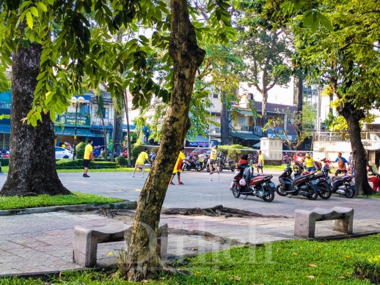 Một ngày như mỗi ngày, công viên Âu Lạc lại rộn ràng, huyên náo với các hoạt động tập thể dục, dạo chơi của đông đảo người dân và du khách suốt từ sáng sớm tinh mơ đến tối mịt.