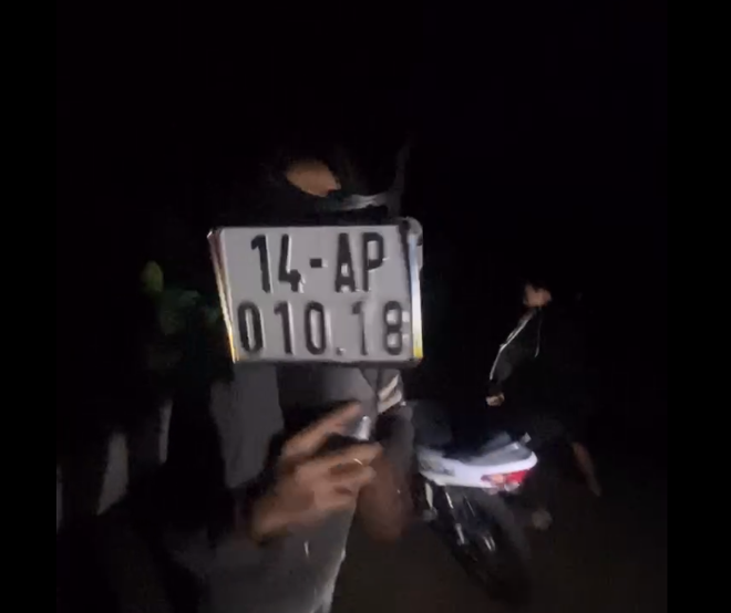 Các đối tượng đạp phá xe và đập biển kiểm sóat xe của nạn nhân