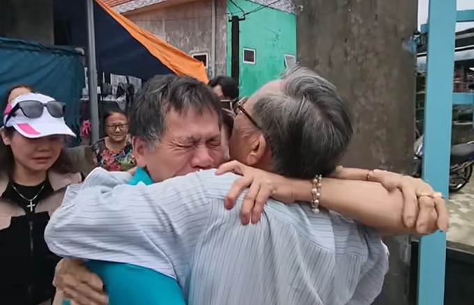 Ngày gặp lại cha ruột của anh Thành và cha, ông Trần Lo tại xã Lộc Trì, huyện Phú Lộc, thành phố Huế, tháng 5/2024. Ảnh: Tuấn Vỹ- Kết nối yêu thương