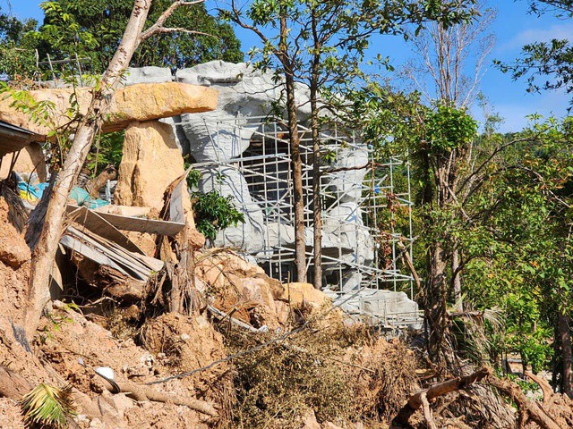 Bên trong đất, đá bị đào xới ngổn ngang, cây cối bị triệt hạ la liệt