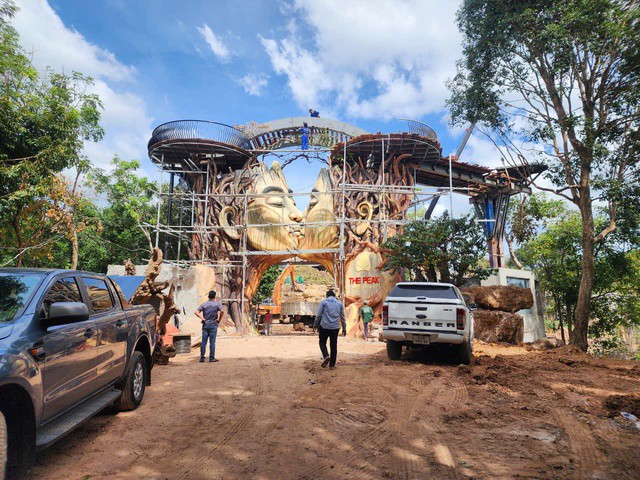 Cổng chính của khu du lịch xây trái phép đang đẩy nhanh tiến độ thi công, bất chấp từng 3 lần bị xử phạt vi phạm hành chính