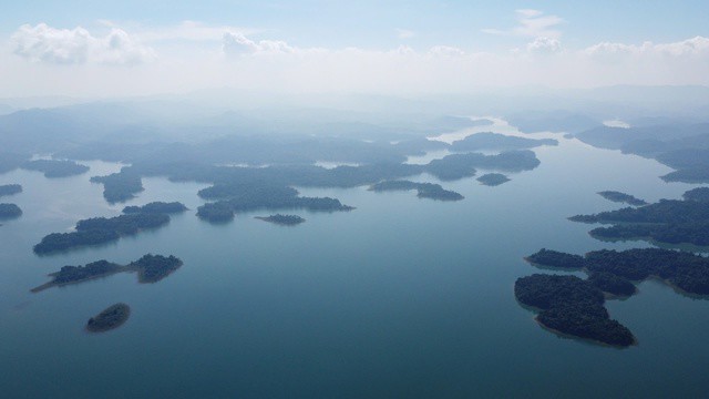 Bến En có diện tích lòng hồ khoảng hơn 4.000 ha, trên hồ có 21 hòn đảo lớn nhỏ, với hệ động, thực vật đang dạng, phong phú nên được ví như "Hạ Long trên cạn" của xứ Thanh