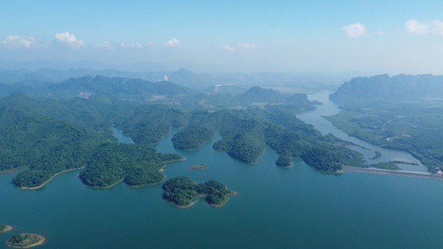 Vườn nằm trên địa bàn 2 huyện Như Xuân và Như Thanh của tỉnh Thanh Hóa, với hệ sinh thái phong phú, đa dạng, nơi đang còn giữ được những cánh rừng nguyên sinh