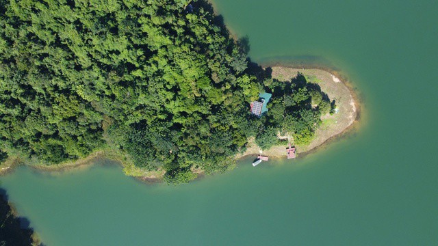 Tại đây, trên một số đảo có xây dựng một số các công trình thiết yếu để phục vụ khách du lịch