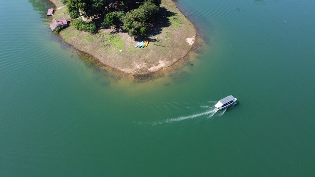Ở một số đảo, du khách có thể dựng lều bạt nghỉ qua đêm và giải trí bằng cách thả cần buông câu, làm bếp tại chỗ