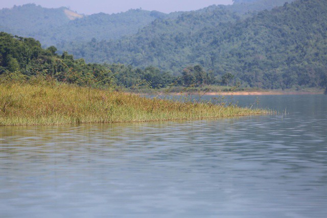 Cảnh đẹp hoang sơ, mờ ảo của sông nước, mây trời Bến En