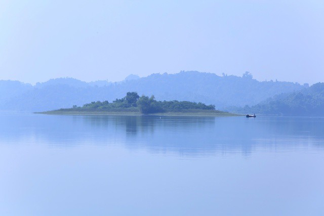 Du ngoạn trên hồ, ta sẽ có cảm giác lạc vào thế giới thần tiên với sông nước mây trời hư ảo