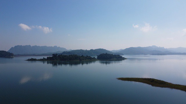 Mặc dù được ví như "Hạ Long" trên cạn của xứ Thanh, nhưng đến nay Bến En vẫn như nàng tiên cá đang còn "say ngủ" chưa được đánh thức, khai thác hết tiềm năng, thế mạnh về du lịch.